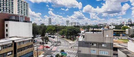 Un paisaje urbano con un edificio destacado que muestra un gran anuncio para 'García'.