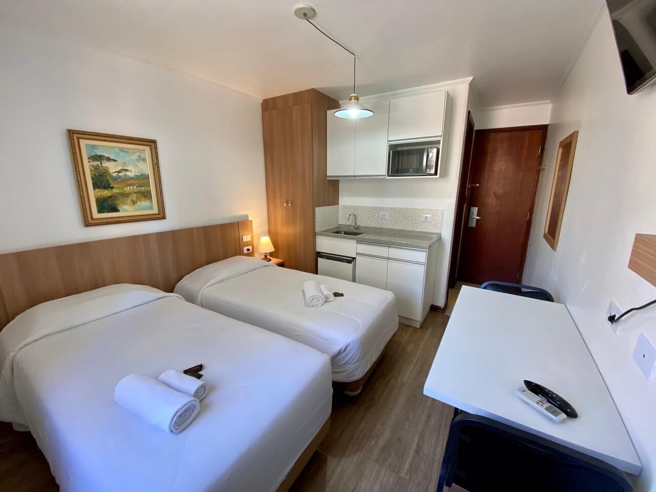 Frigobar, cofres nos quartos, escrivaninha, cortinas blackout