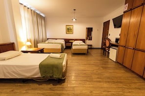 Suite estudio básica | Minibar, caja fuerte, escritorio y cortinas opacas
