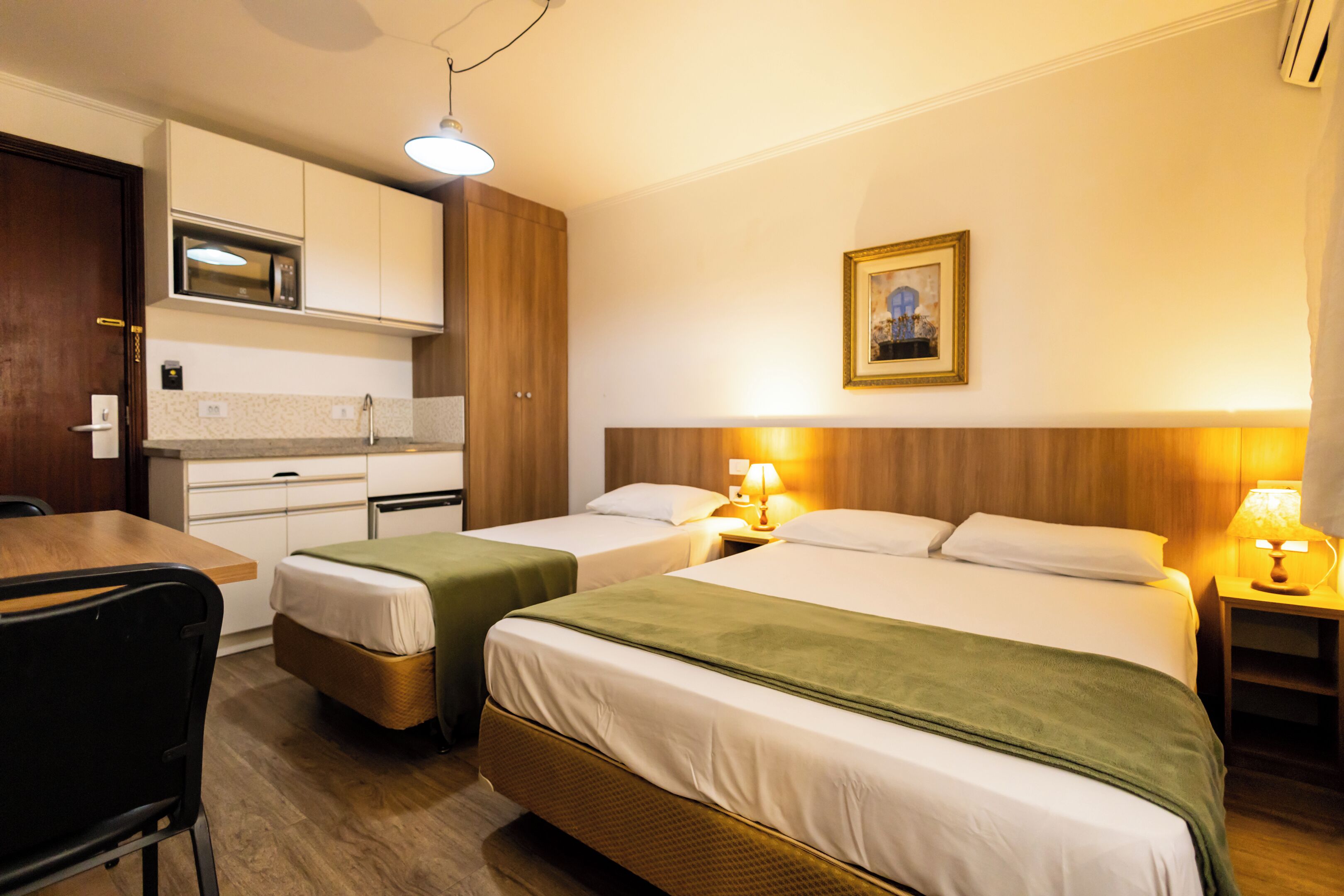 غرفة عادية ثلاثية | ميني بار وخزنة داخل الغرفة ومكتب وستائر تعتيم