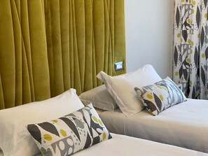 Habitación Confort con 2 camas individuales | Minibar, caja de seguridad en la habitación y muebles diferentes 