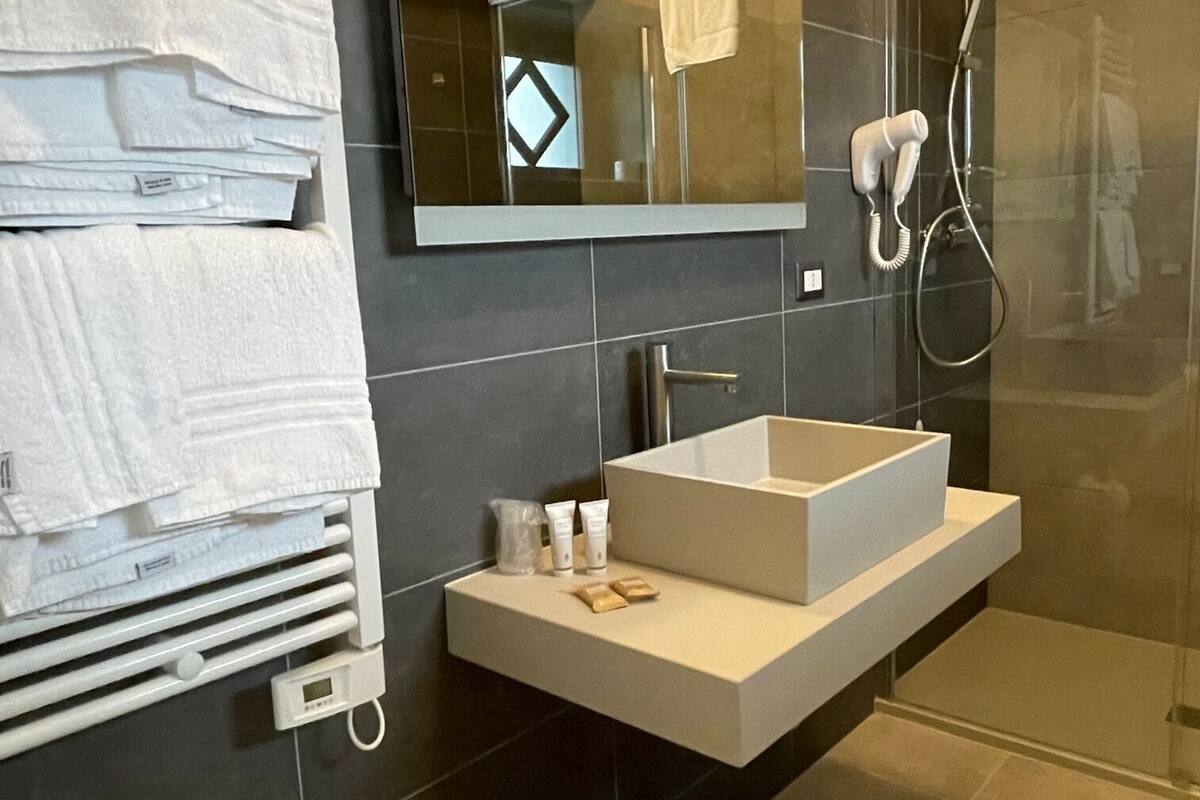comfort triple room | bathroom | free toiletries, hair dryer, bidet, towels