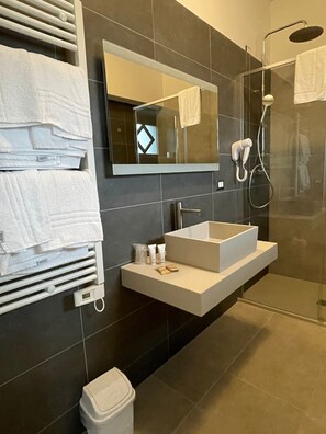 Quarto triplo conforto | Banheiro | Produtos de toalete grátis, secador de cabelo, bidê, toalhas de banho