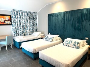 Habitación triple Confort | Baño | Artículos de higiene personal gratuitos, secador de pelo, bidé y toallas