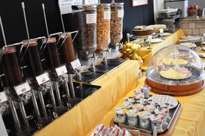 Tägliches kontinentales Frühstück (6 EUR pro Person)