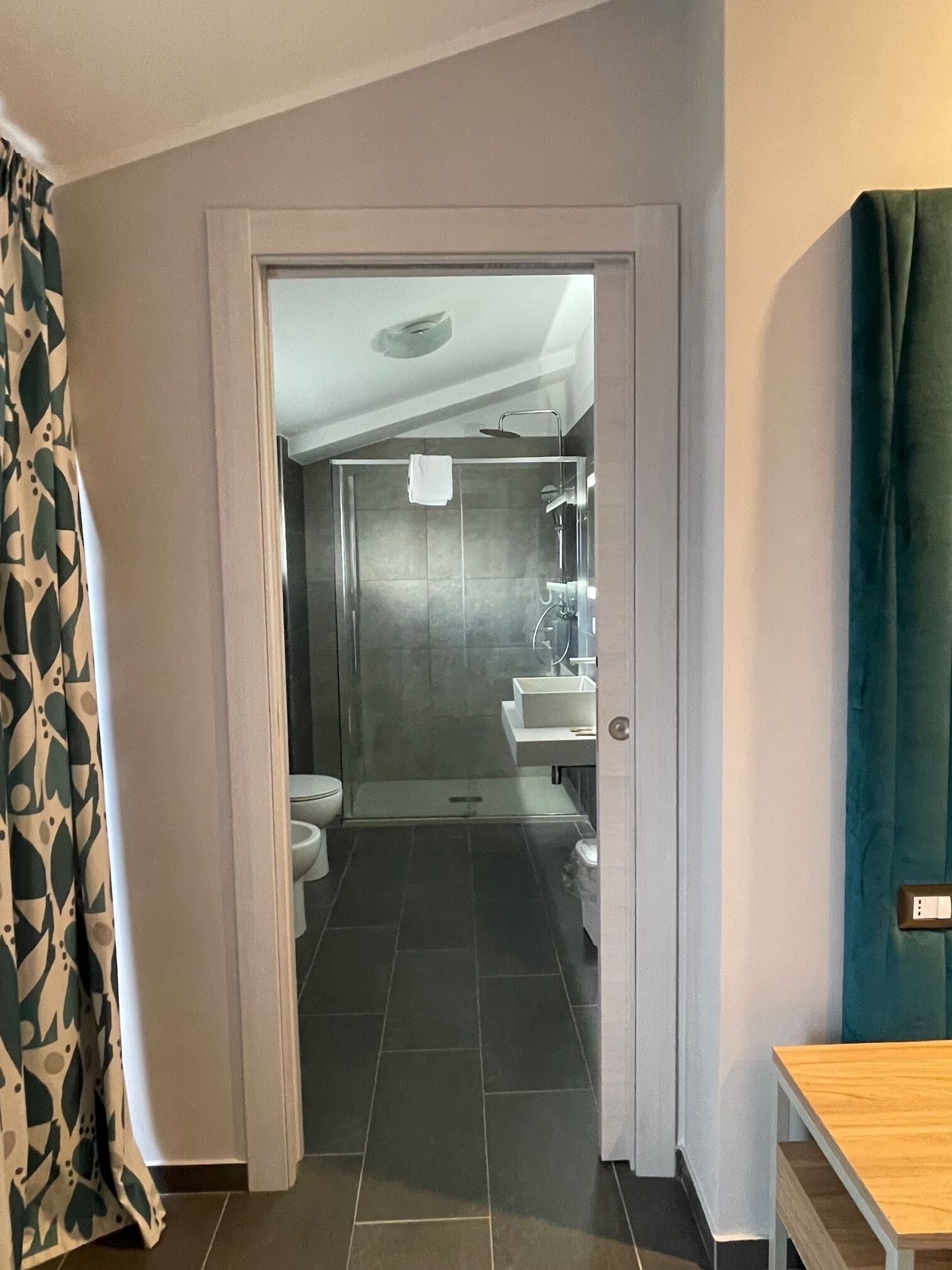 comfort triple room | bathroom | free toiletries, hair dryer, bidet, towels