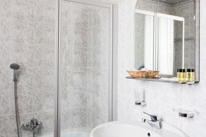 Kahden hengen comfort-huone | Kylpyhuone | Suihku, hiustenkuivaaja