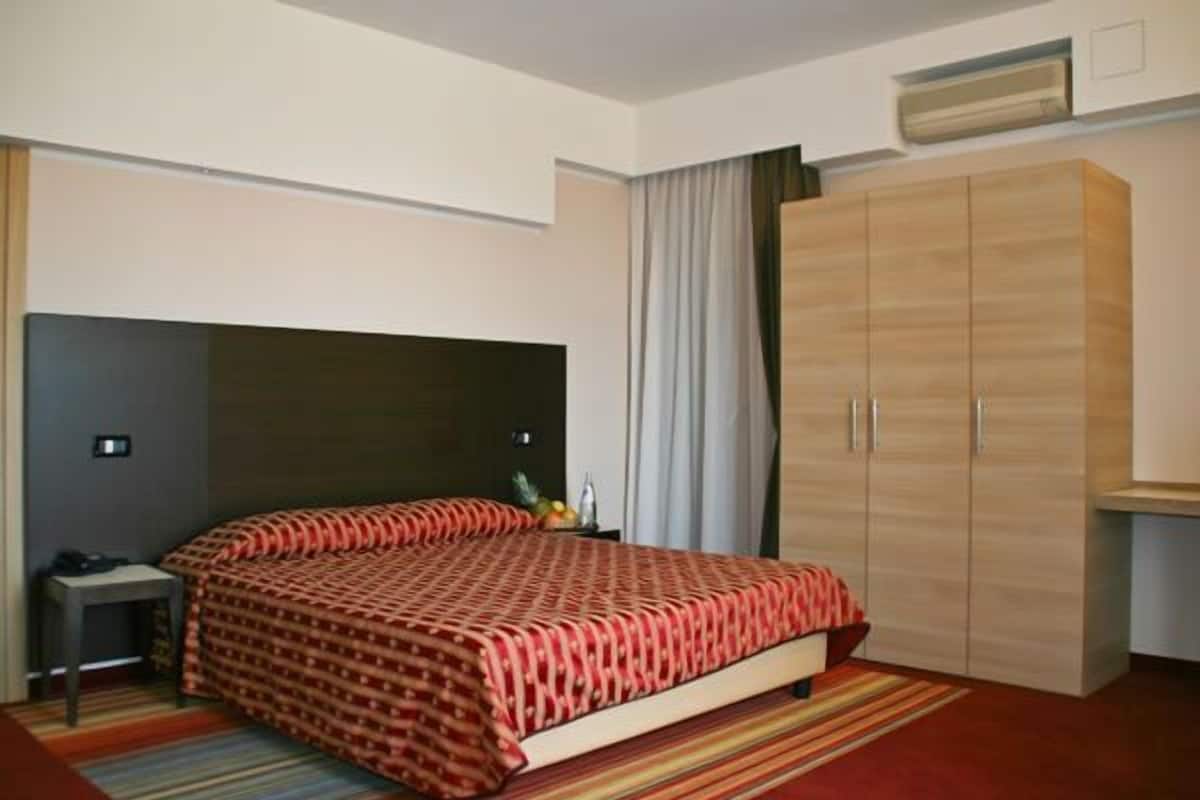 Frette Italian sheets, Select Comfort beds, in-room safe, soundproofing