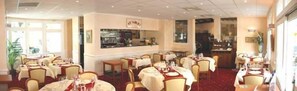 Breakfast, lunch, dinner served; al fresco dining