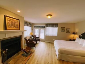 Tomifobia Room | Premium bedding, individually decorated, individually furnished - Auberge Le Tricorne (Hatley)