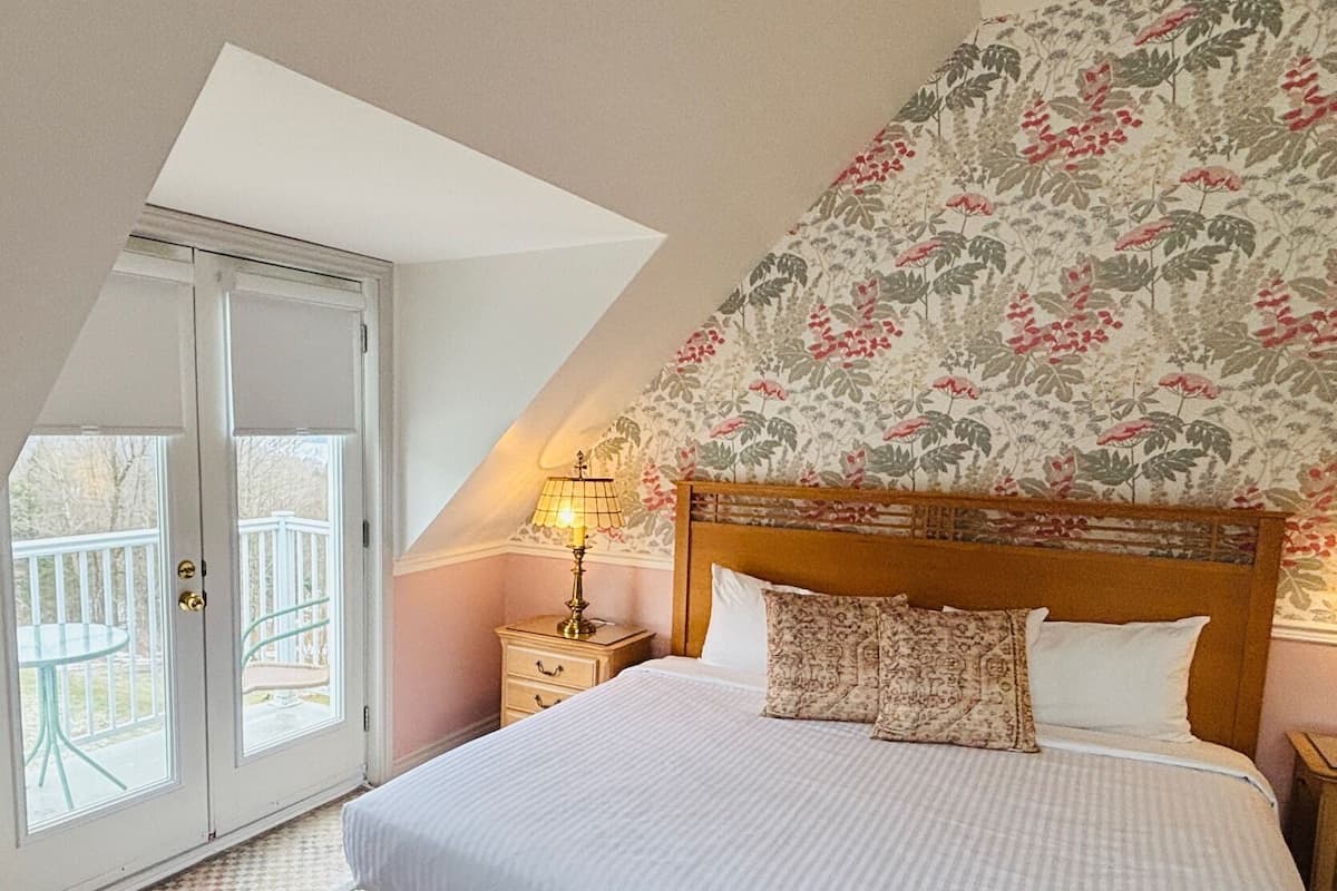 King Room with Mountain View | Premium bedding, individually decorated, individually furnished