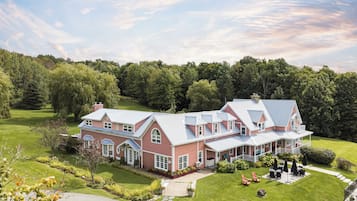 Vista frontal de la propiedad