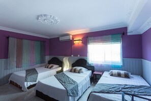 Hochwertige Bettwaren, Zimmersafe, Schreibtisch, Babybetten