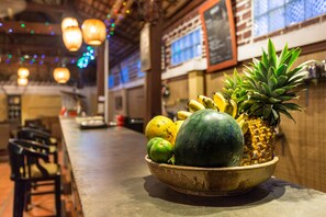 บริการอาหารเช้า อาหารกลางวัน อาหารเย็น, อาหารนานาชาติ, วิวสระว่ายน้ำ 