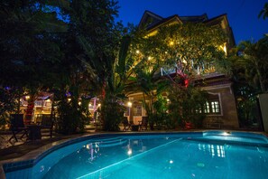 สระว่ายน้ำกลางแจ้ง, เก้าอี้อาบแดดริมสระ