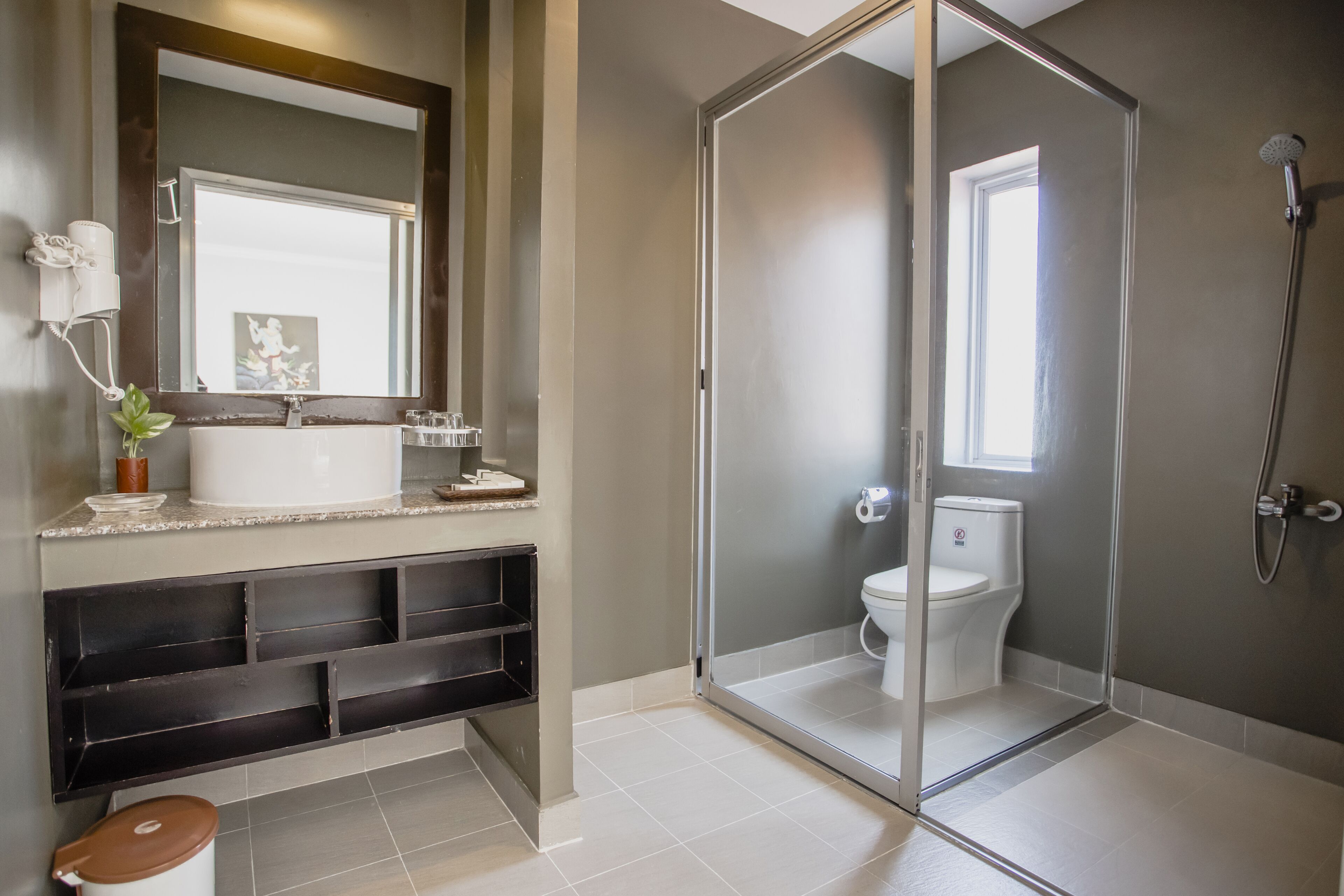 shower, rainfall showerhead, free toiletries, hair dryer