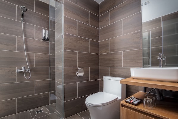 Habitación familiar | Baño | Regadera, regadera tipo lluvia, amenidades de baño gratuitas