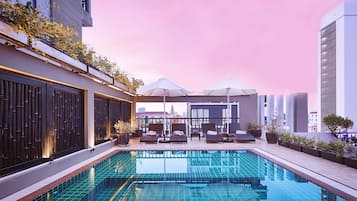 Alberca techada y alberca al aire libre