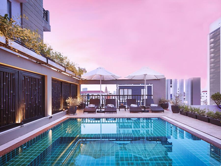 Una piscina cubierta, una piscina al aire libre