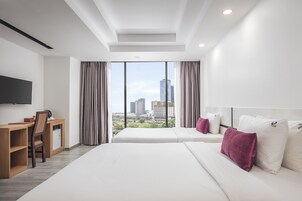 Eenvoudige driepersoonskamer | Luxe beddengoed, Select Comfort-bedden, een minibar