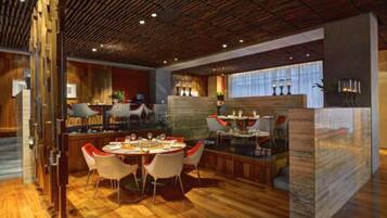 2 restaurantes; se sirve desayuno, almuerzo, cena y brunch