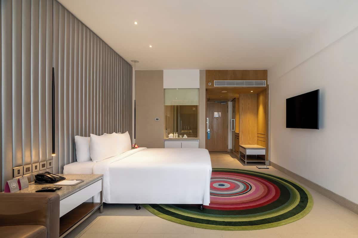 Silver Room | Egyptian cotton sheets, premium bedding, down duvets, in-room safe