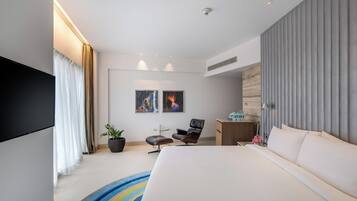 Executive suite | Egyptian cotton sheets, premium bedding, down duvets, in-room safe