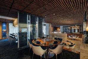 2 間餐廳；供應早餐、午餐、晚餐和早午餐