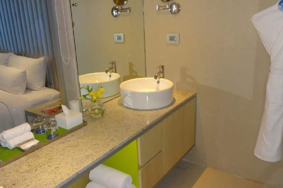 shower, rainfall showerhead, free toiletries, hair dryer