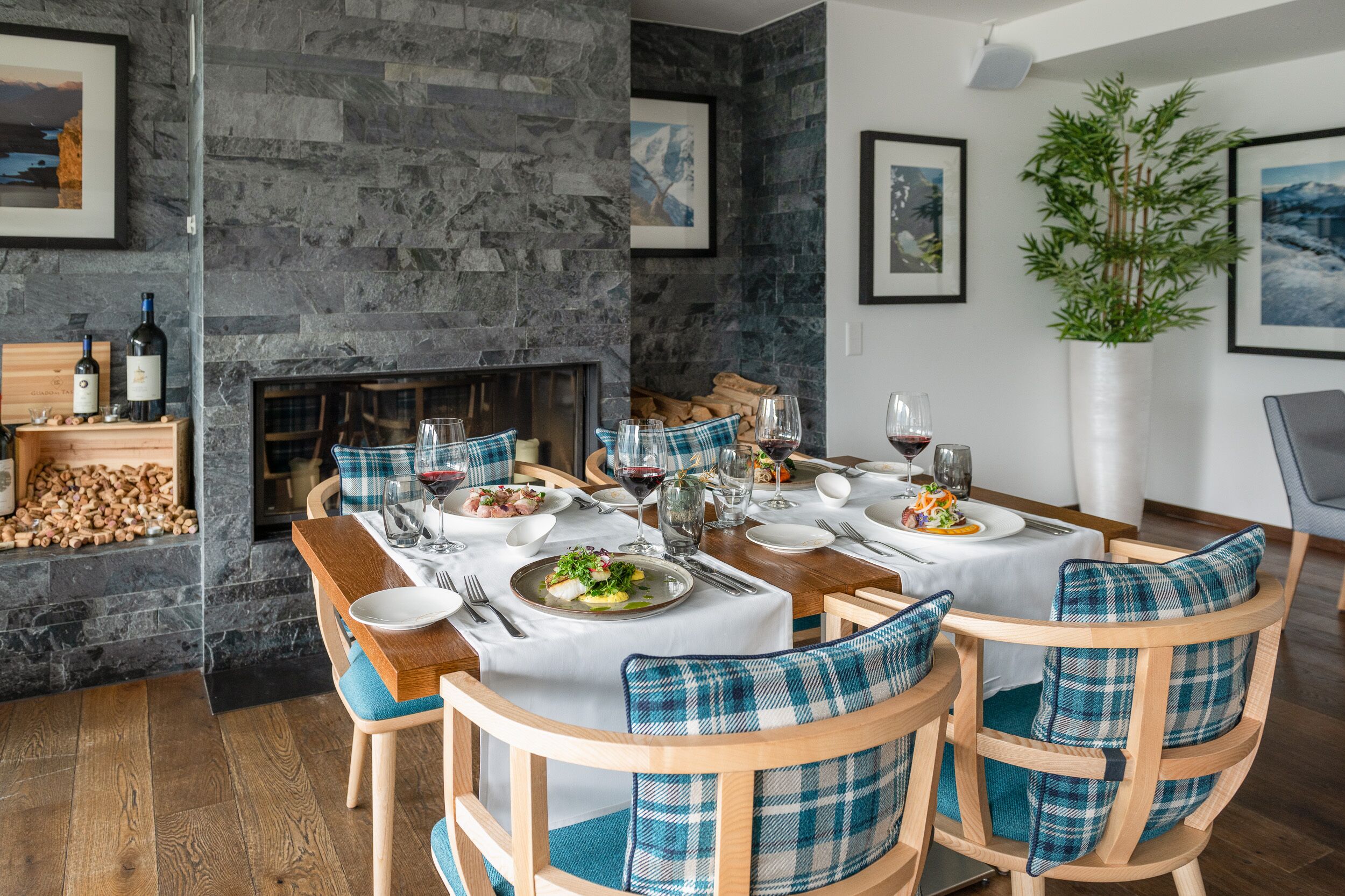 3 restaurants, dinner served, international cuisine