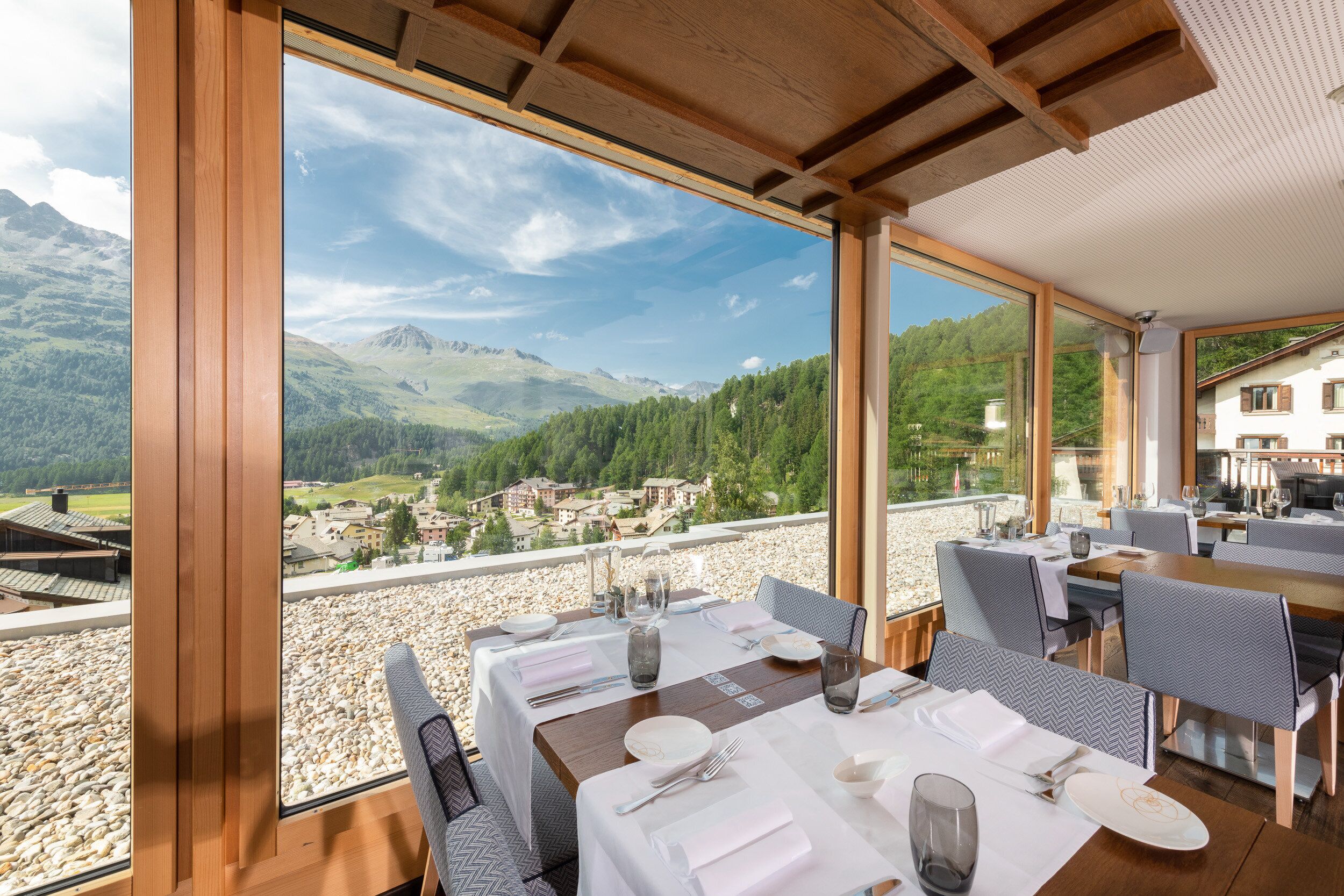 3 restaurants, dinner served, international cuisine