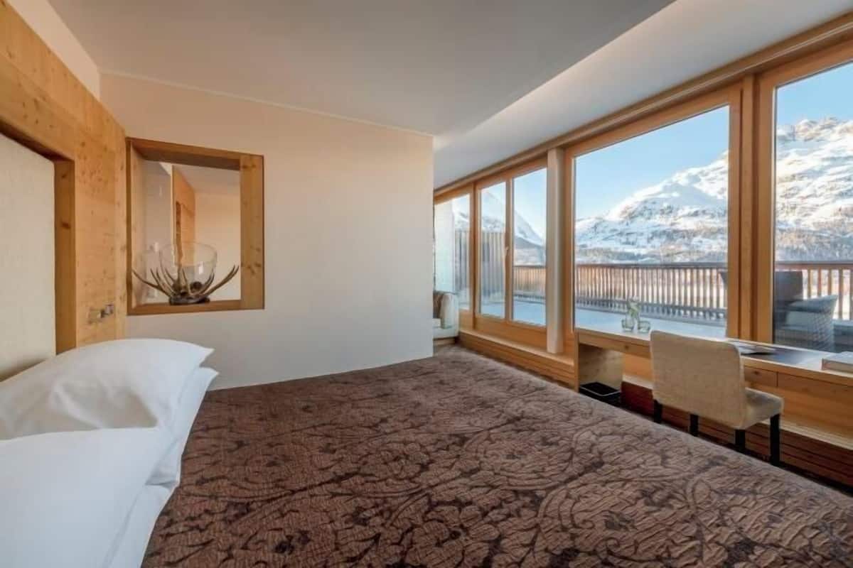 Hypo-allergenic bedding, minibar, in-room safe, desk