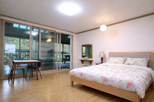 标准双人房 | 高档床上用品、特色装修、特色家居、笔记本电脑工作区