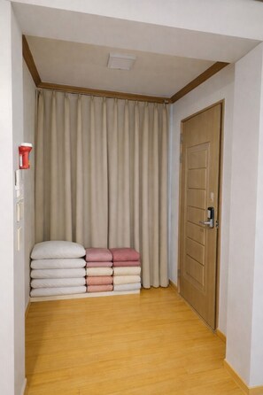 Habitación familiar con 1 cama doble o 2 individuales | Ropa de cama de alta calidad y decoración individual