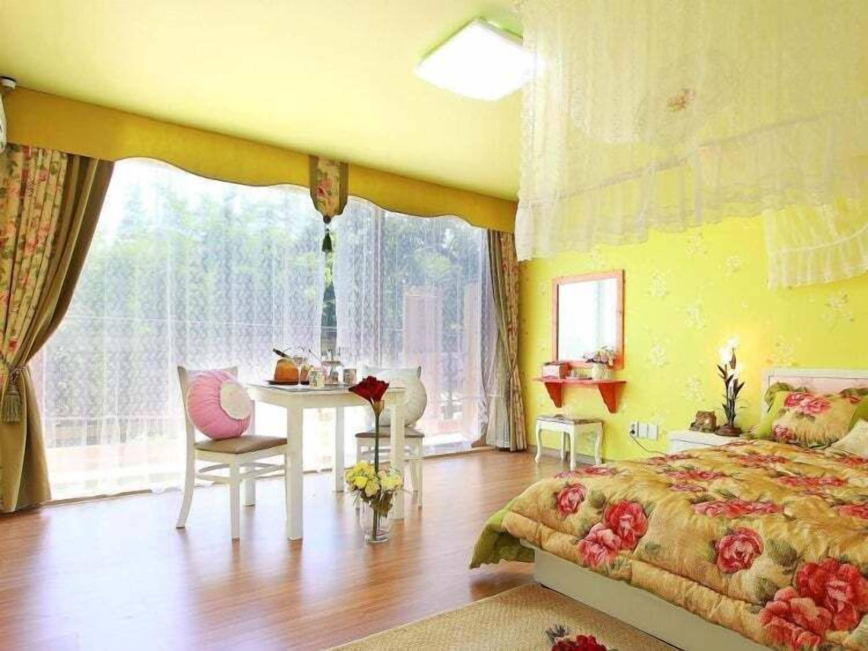 标准双人房 | 高档床上用品、特色装修、特色家居、笔记本电脑工作区