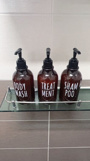 Douche, douche à « effet pluie », articles de toilette de luxe