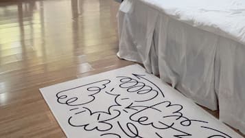 Habitación Deluxe doble | Ropa de cama de alta calidad y decoración individual