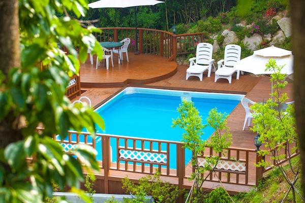 Una piscina al aire libre, sombrillas