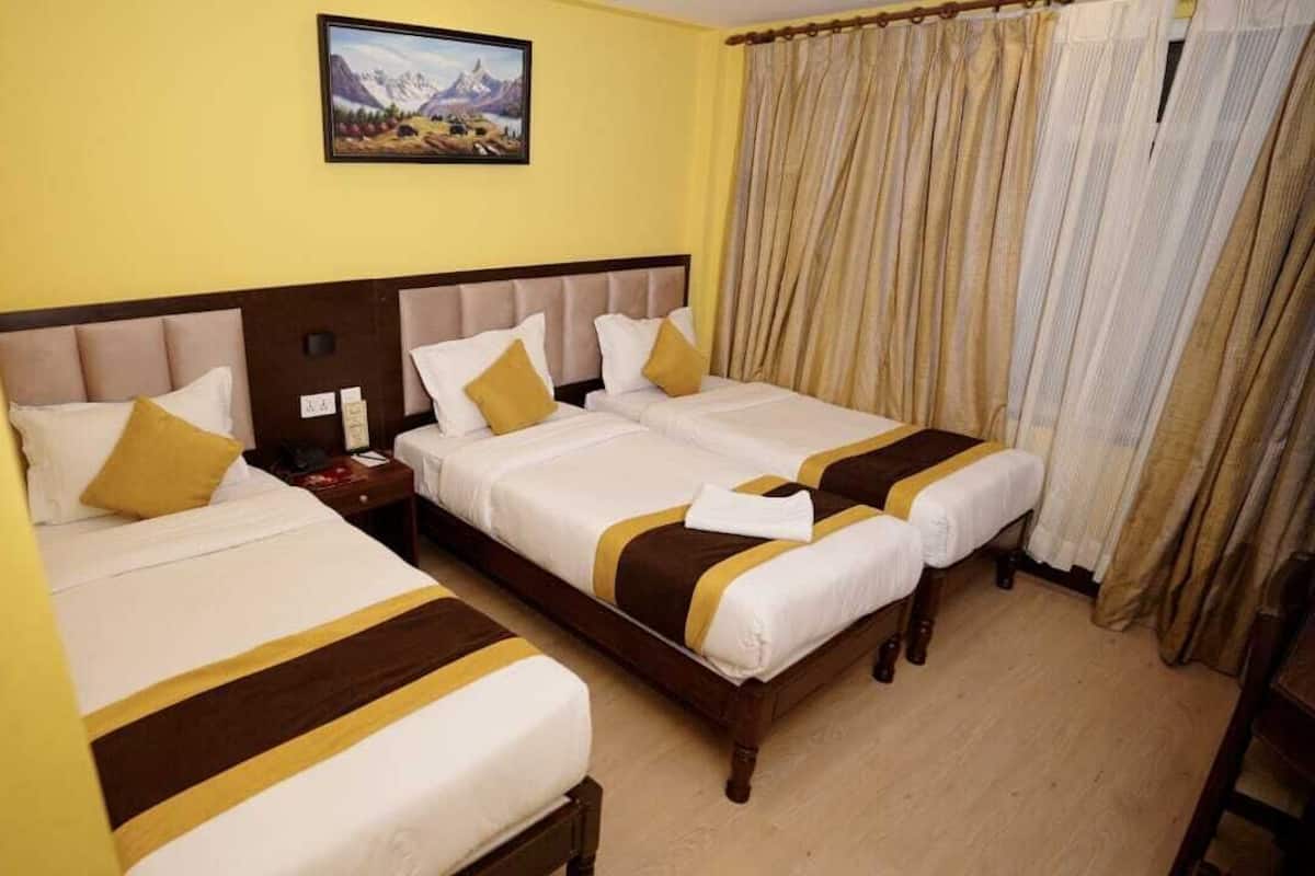 Quarto triplo luxo | Roupas de cama antialérgicas, edredons de pluma, camas Select Comfort