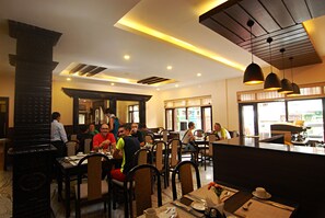 Bữa sáng buffet hàng ngày với phụ phí nhỏ 