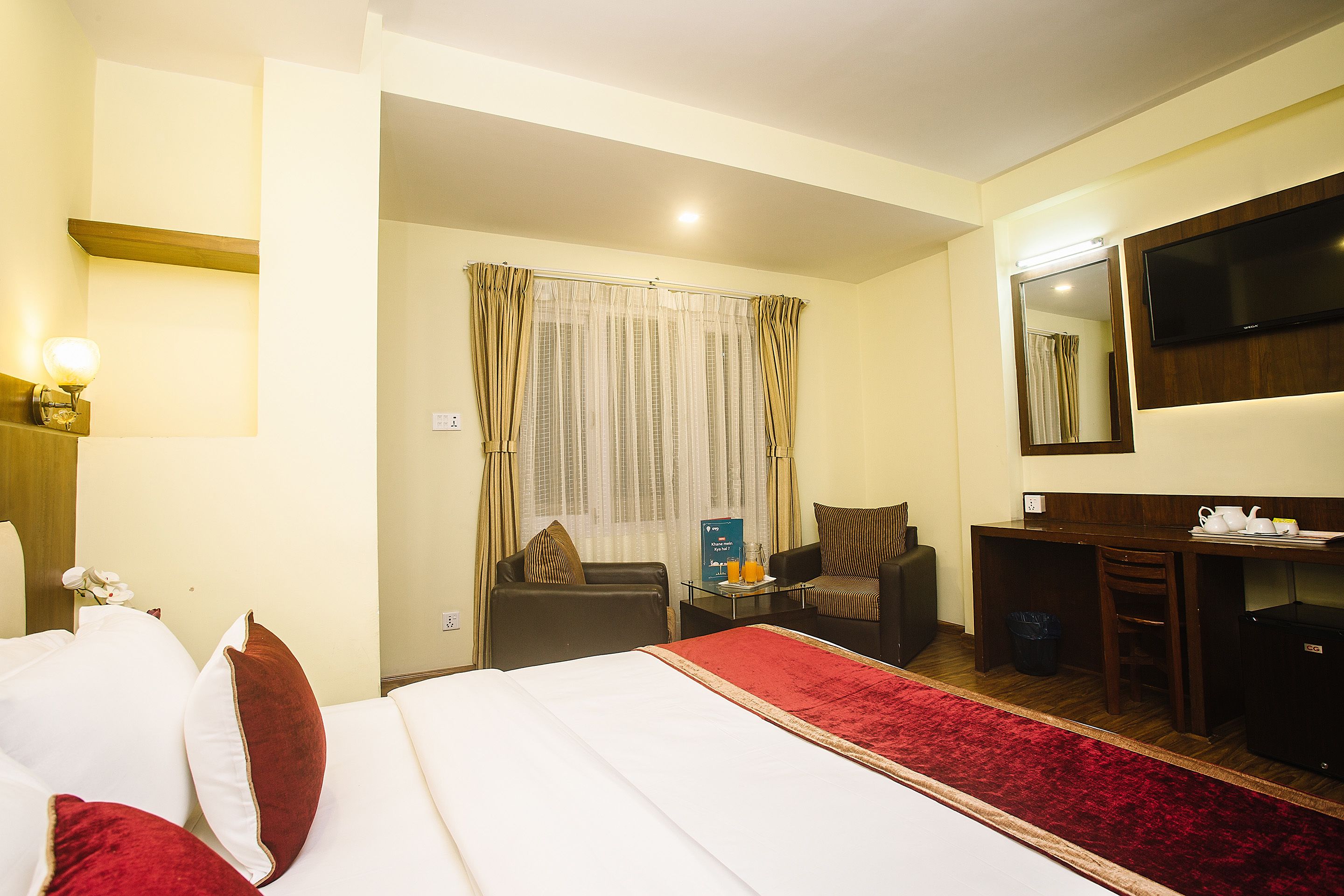 华丽双人房或双床房 | 加厚床垫、特色装修、办公桌、遮光窗帘