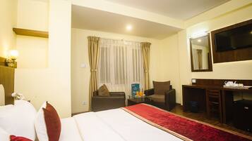 Habitació doble o amb dos llits individuals Deluxe | Matalassos amb encoixinament addicional i decoració individual