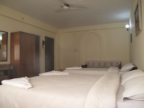 Familienzimmer, 2 Schlafzimmer (Family Room with balcony ) | Hochwertige Bettwaren, Schreibtisch, kostenloses WLAN