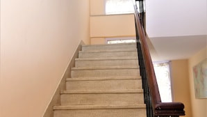 Una escalera con barandilla que lleva a un piso superior.