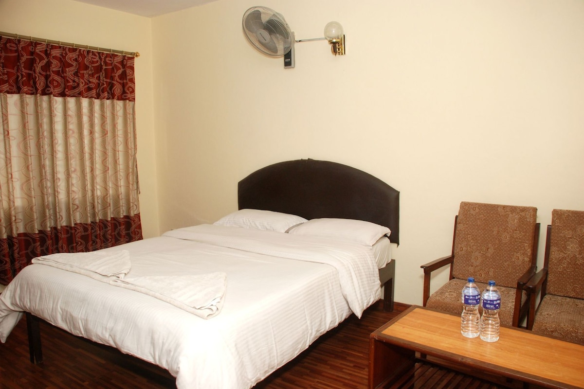 Ropa de cama de alta calidad, escritorio, wifi gratis