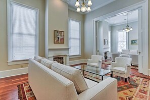 经典村舍, 多间卧室 (Blakely Cottage) | 客厅 | 40-英寸纯平电视 （配备卫星频道）、电视