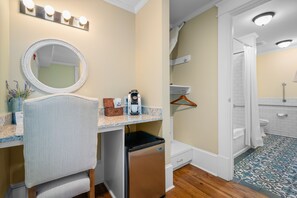 Designer-Toilettenartikel, Haartrockner, Bademäntel, Handtücher