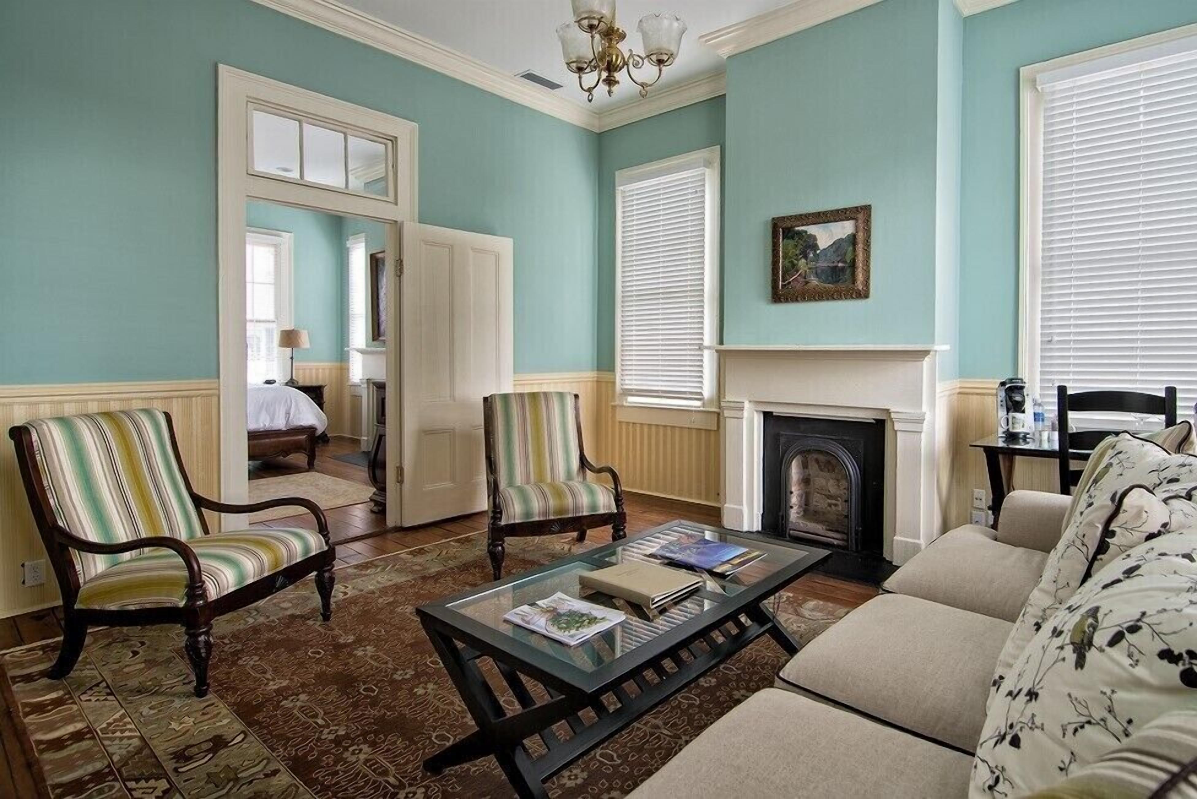 Suite clásica, 1 cama King size (Spear-Barter Executive Su) | Sala de estar | Televisión de pantalla plana de 40 pulgadas con canales vía satélite 