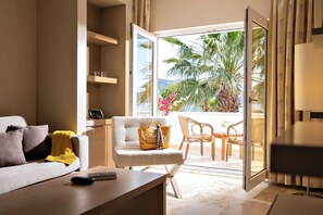 Suite superior, vistas al mar | Zona de estar | Una televisión LCD