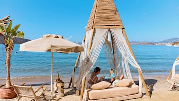 Playa privada, cabañas de playa, tumbonas y sombrillas
